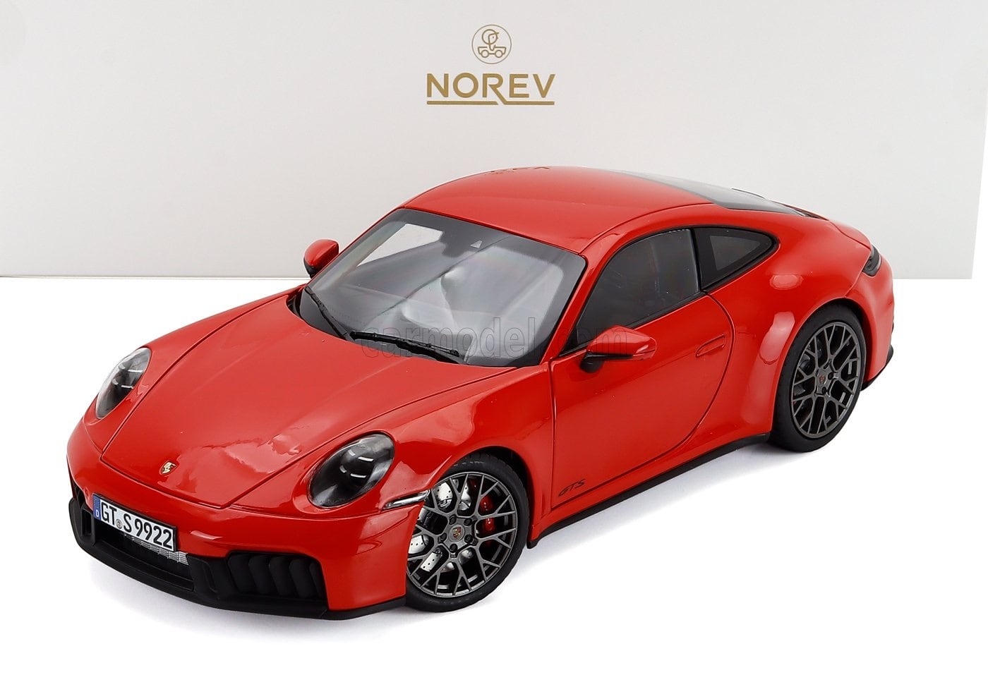 【ミニカー 美品】1/18 ミニチャンプス ポルシェ タイカン ターボ S ミニチャンプス 1/18 ポルシェ タイカン ターボ GT 2024 ホワイト