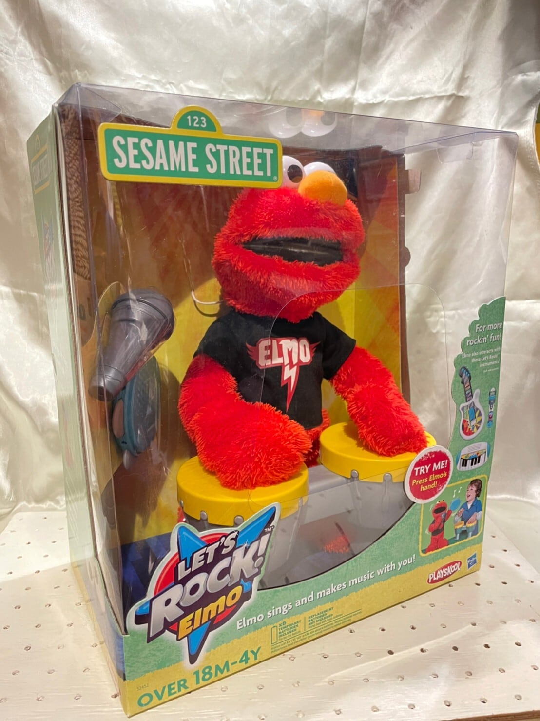 10s レッツロック エルモ!! シンギングドール / Sesame Street Let's Rock Elmo sings six rockin’  songs | THE PUPPEZ☆e-shop　/ ザ　パペッツ松本-WEBショップ powered by BASE