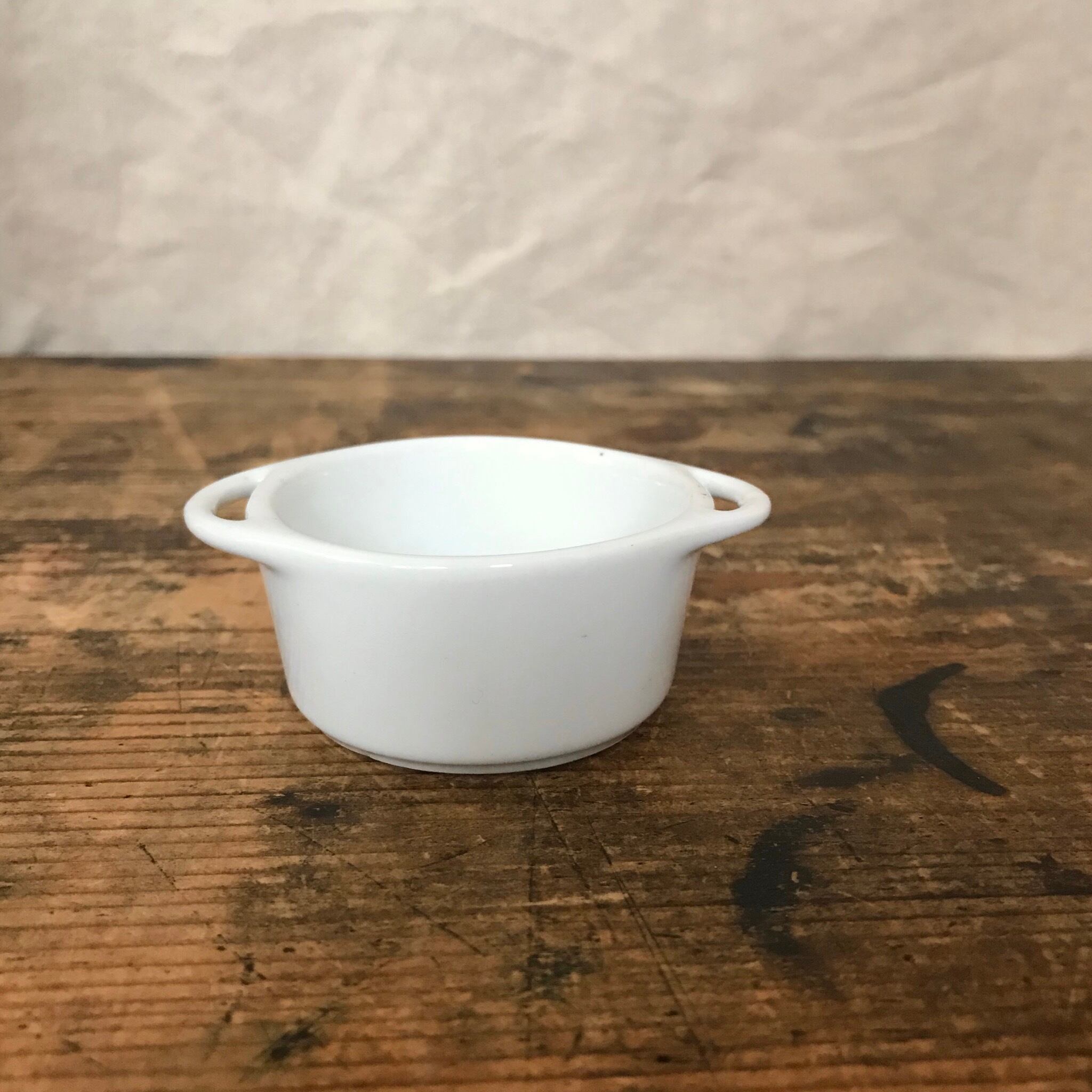 小さな白い陶器