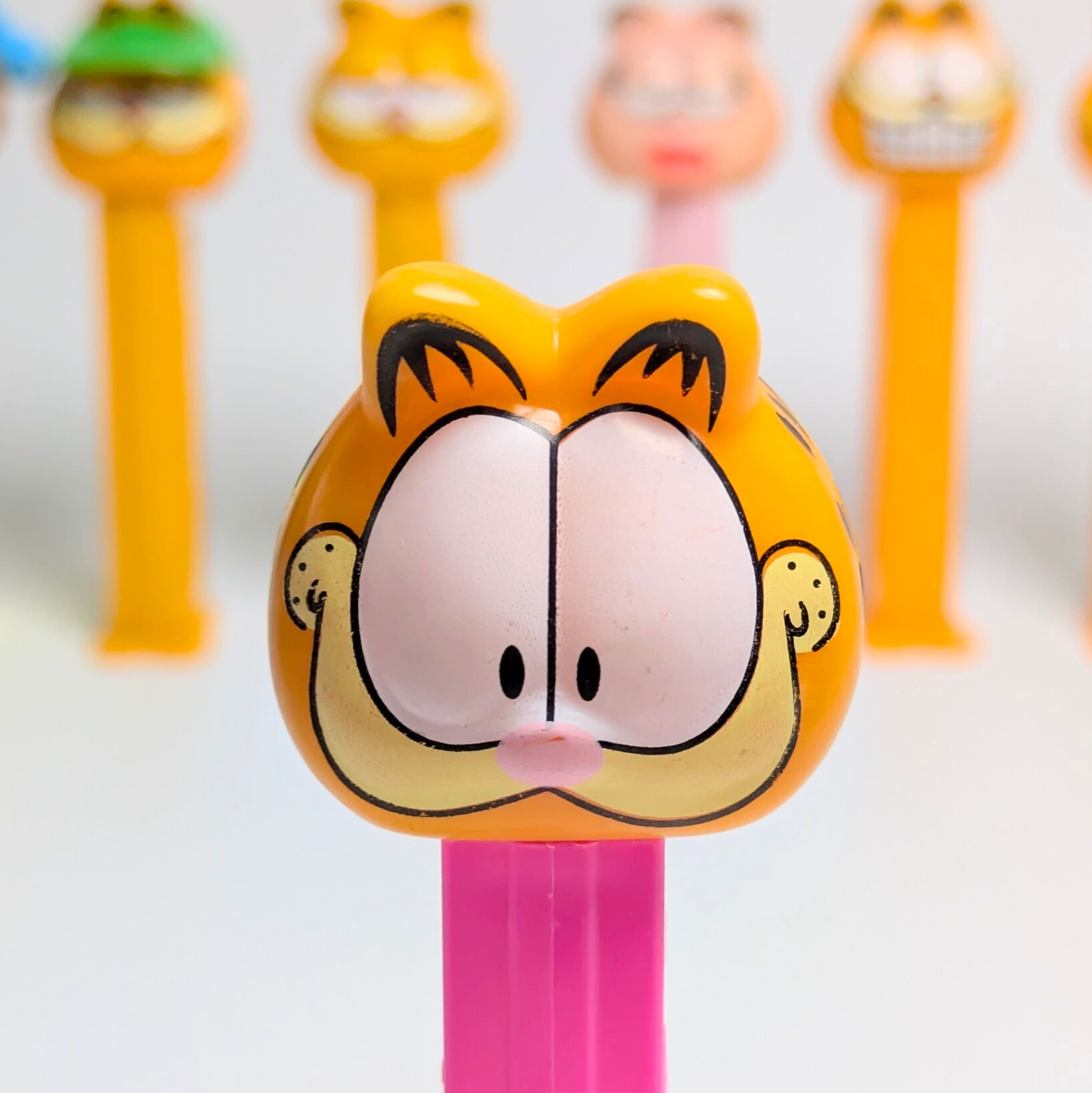 ☆ VINTAGE 90' ☆【 Garfield / ガーフィールド ) 】PEZ / ペッツ 『 ガーフィールド / ネオンピンクステム 』Made in SLOVENIA 〚アメリカン雑貨 アメトイ〛