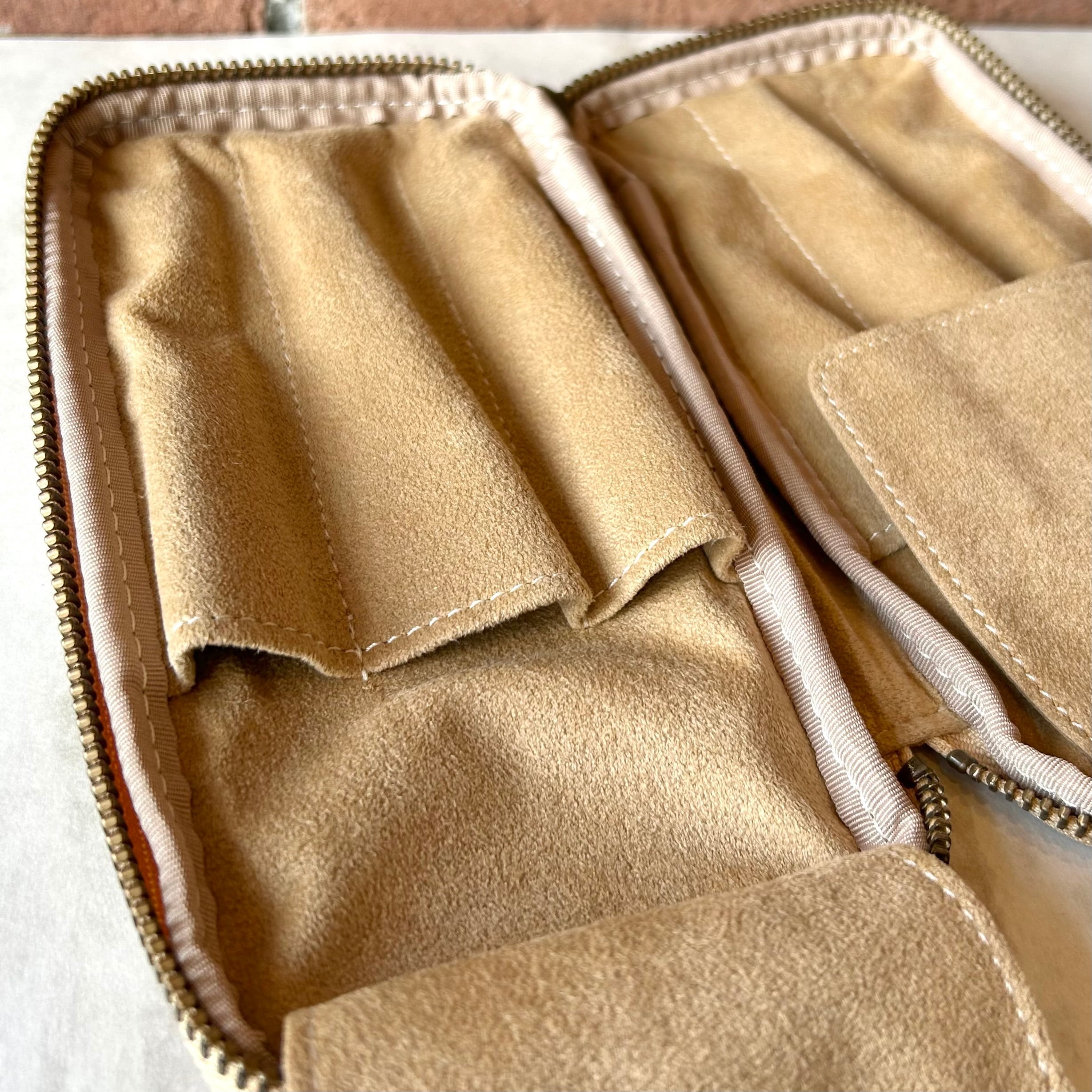 ＆Liebe「大切な6本を守って、眺めるジップペンケース（栃木レザー