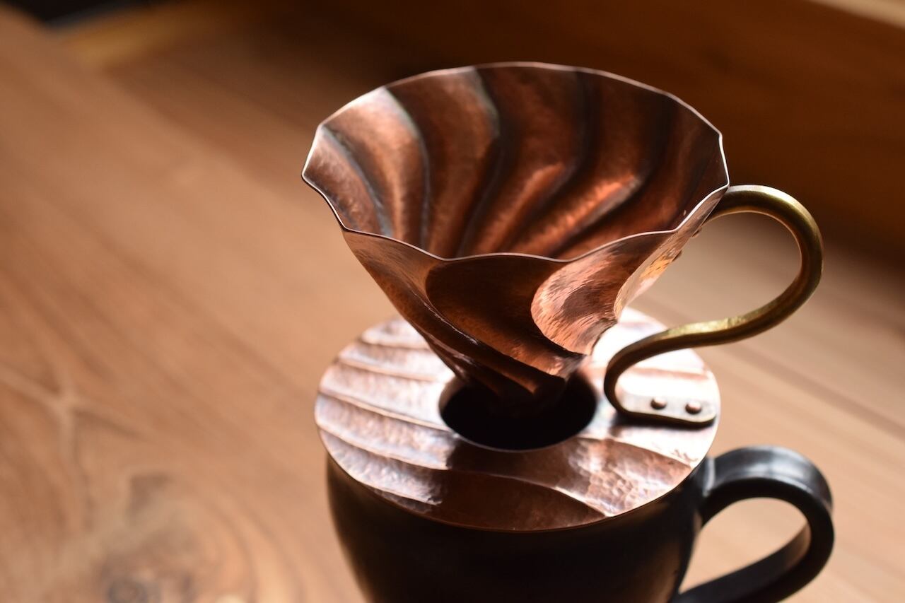 銅のコーヒードリッパー【 surge〜うねり〜 】打ち出し模様のリブ (円錐型・1〜2杯用)