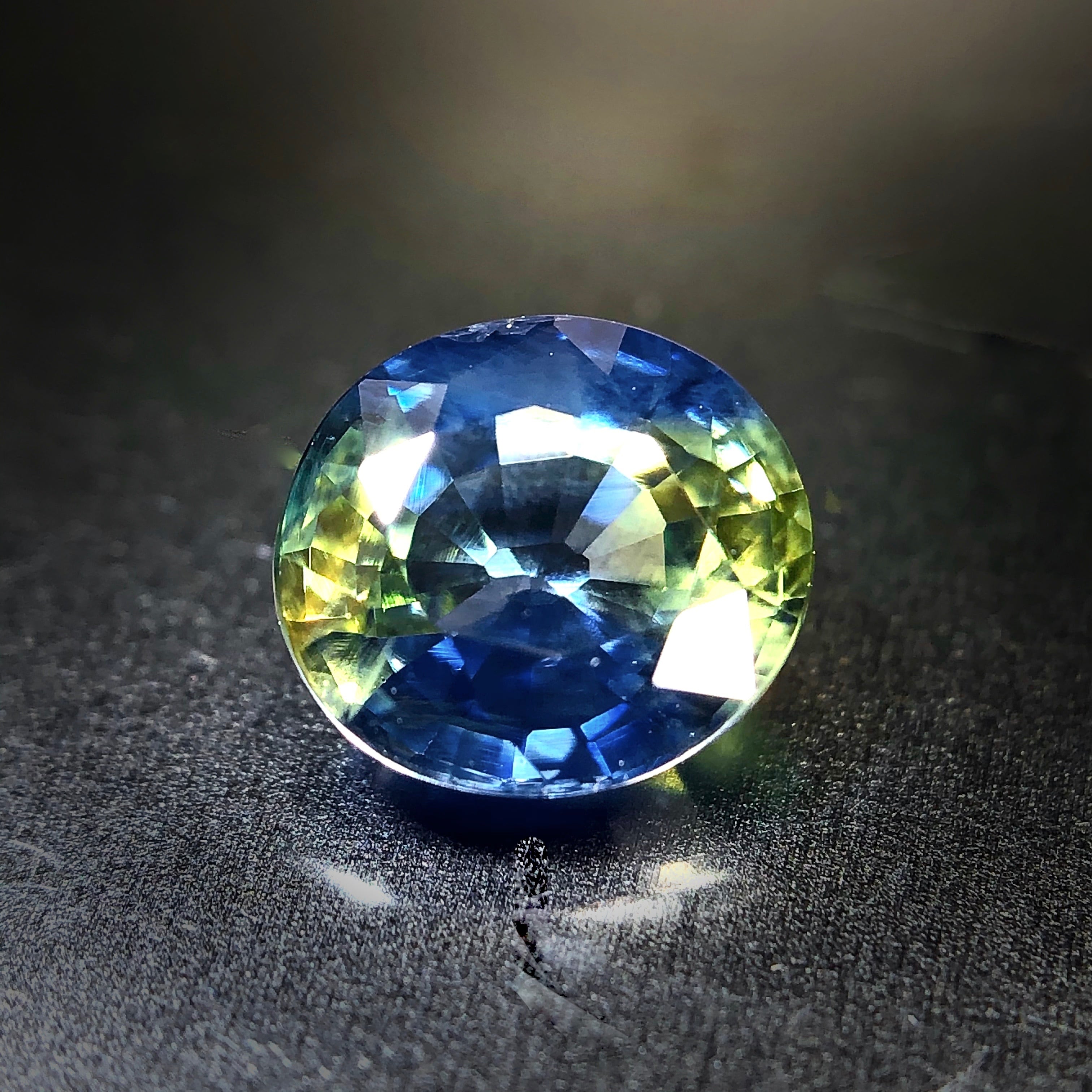 神秘的なブルーとイエロー 0.90ct 希少石 バイカラーサファイア | Frederick’s Gems&Jewelry powered by  BASE