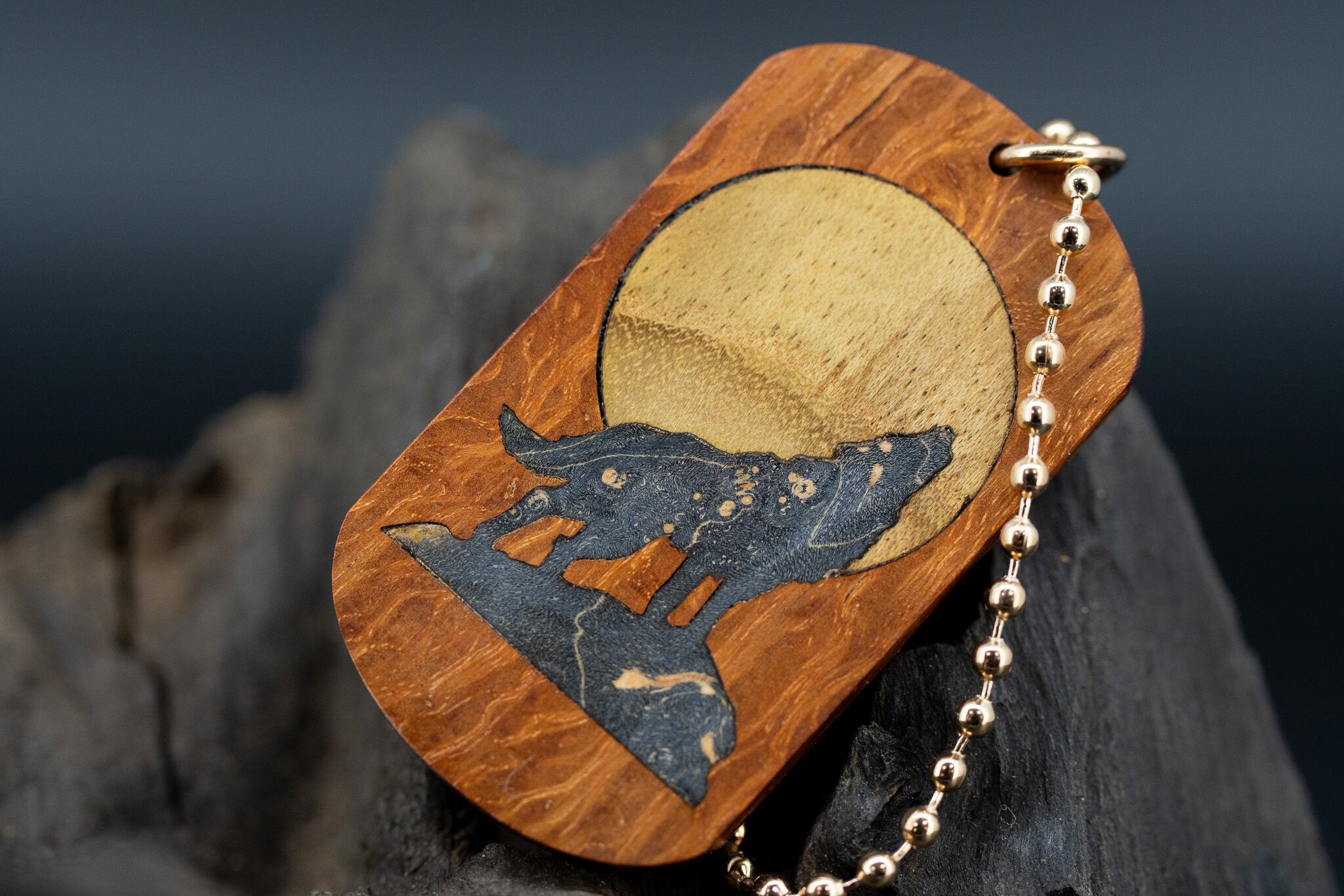 ※【 強さと美しさの象徴】 シーオーク ドッグタグ 木象嵌 月と狼