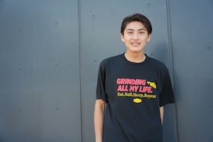 Aokicks × Crate｜Grinding All My Life Tee - black/red