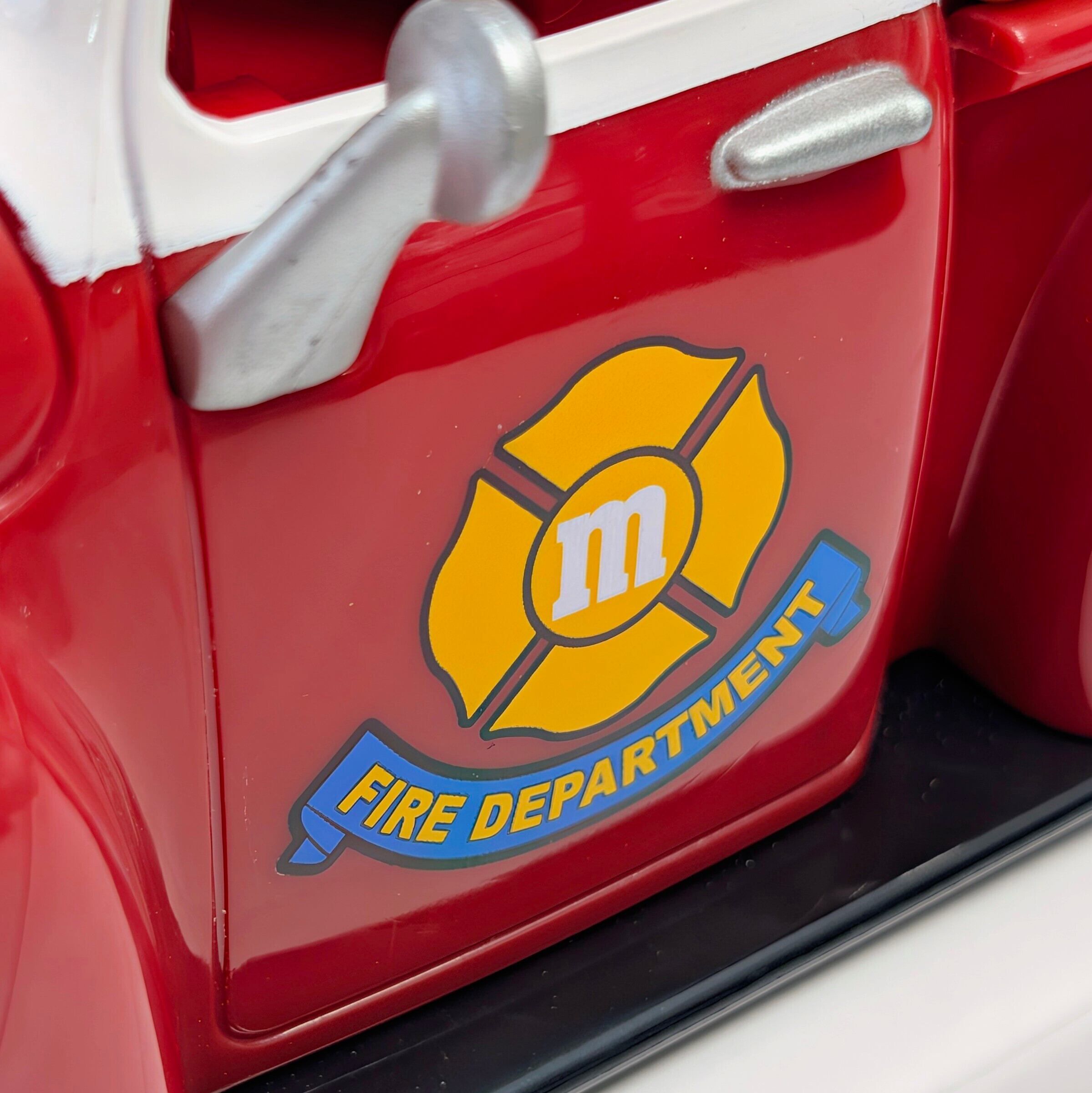 ⚡️SPECIAL LIMITED⚡️☆ DEADSTOCK / VINTAGE 2006☆【 m&m's ( エムアンドエムズ ) 】Red's Firehouse Fire Truck Candy Dispenser(FIVE ALARM FUN)OFFICIAL m&m's Limited Edition Collectible / 消防車 / チョコディスペンサー / キャンディディスペンサー 〚アメリカン雑貨 アメトイ〛