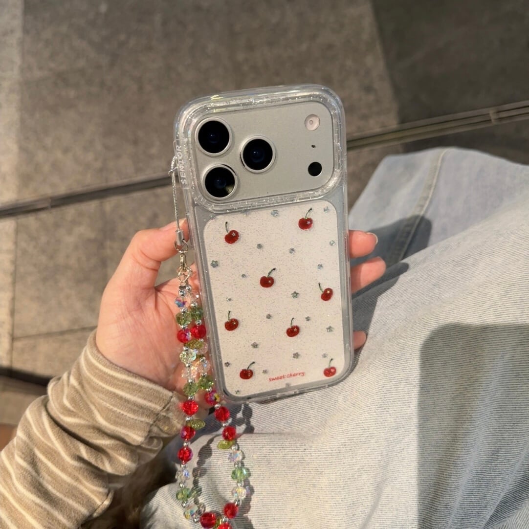 キラキラ輝くゴールドと、全面に散りばめられた星とチェリーのiPhone