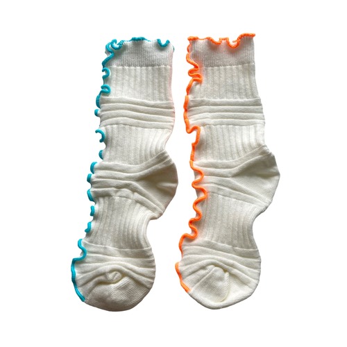 【solmu×HITOTSUDAKE】mellow uneune socks（ホワイト）solmuブルー×ネオンオレンジ