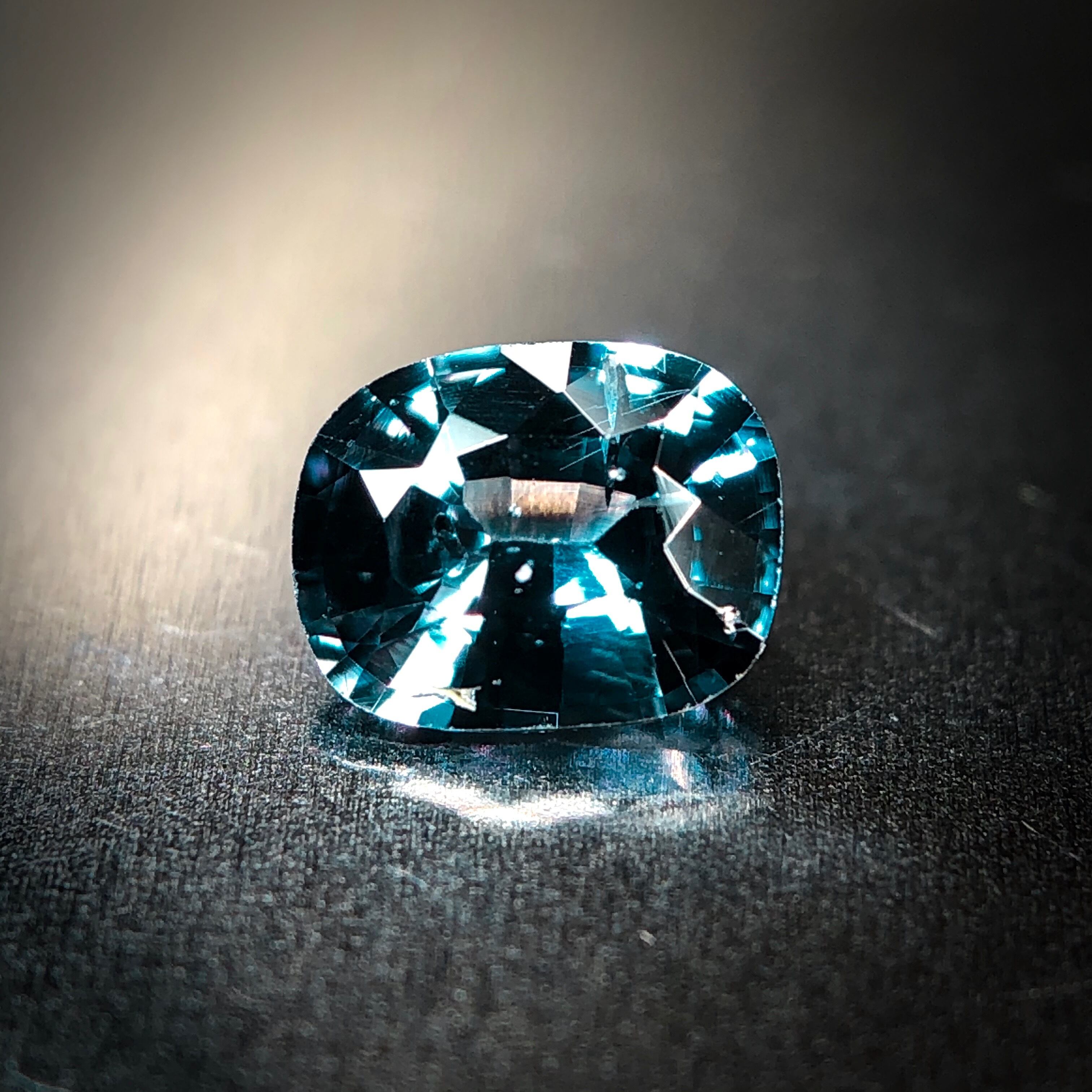 碧く艶めくベキリーブルーの輝き 0.28ct 天然 カラーチェンジ