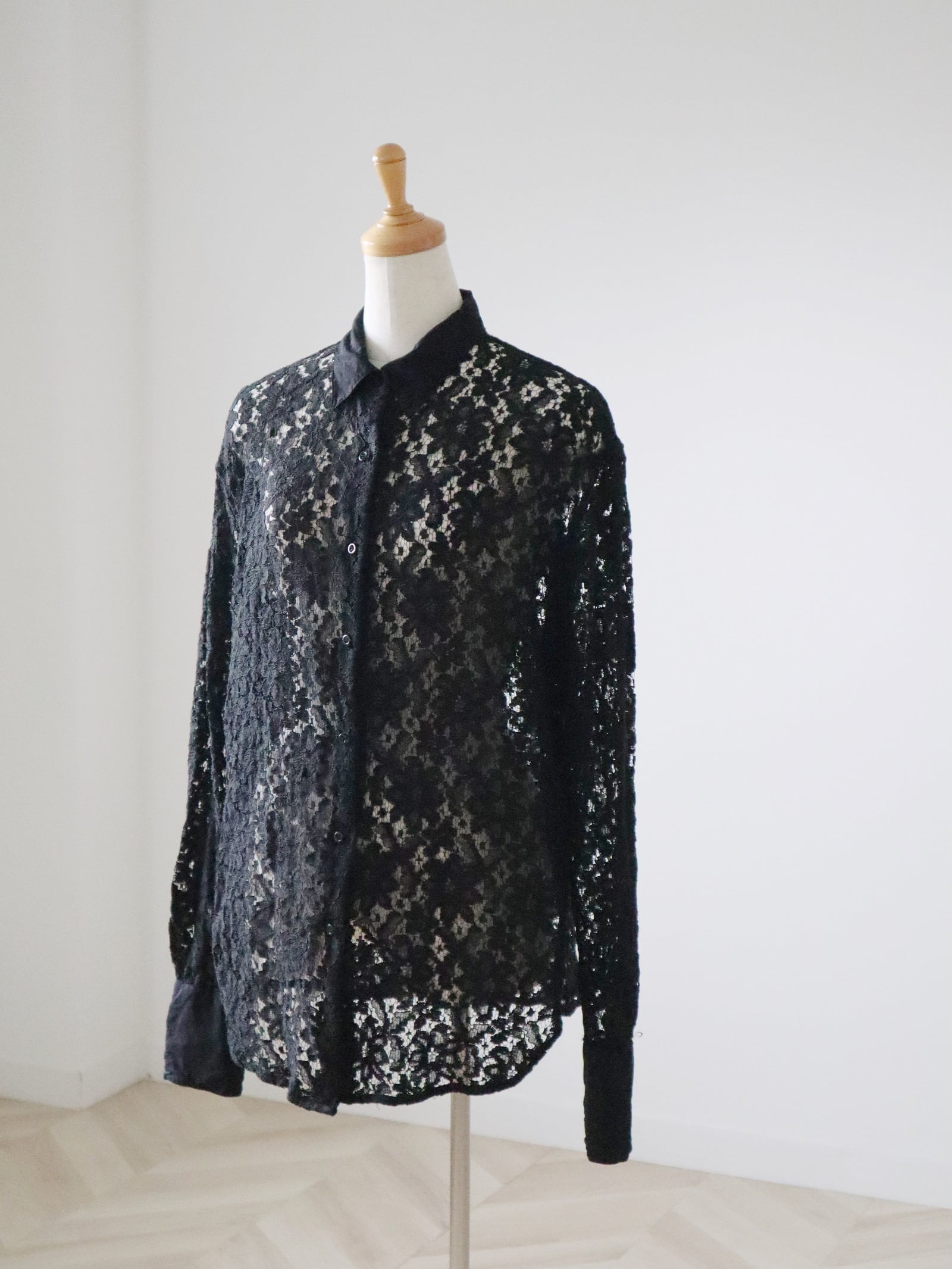 ●Black flower lace docking shirts