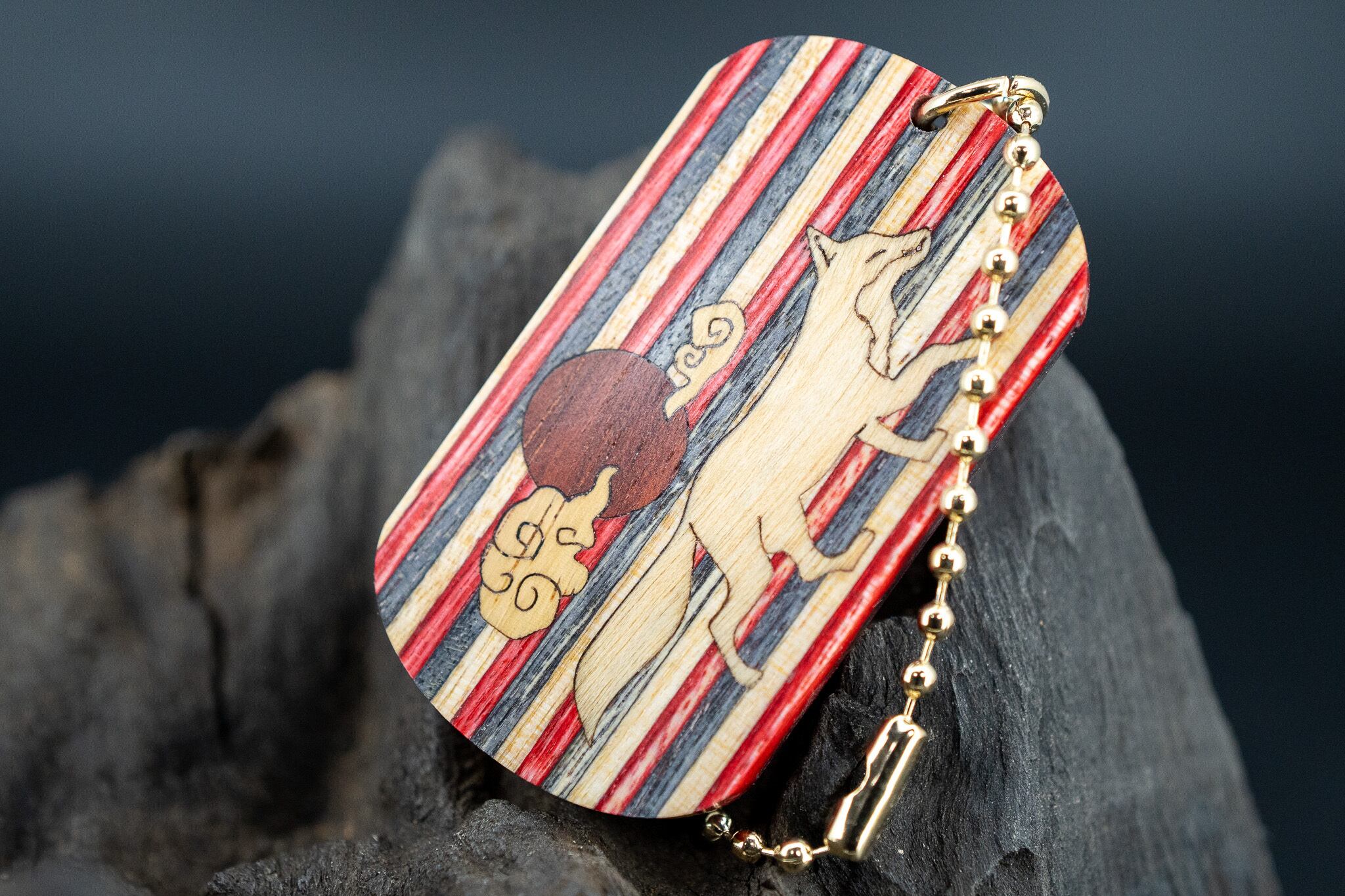 【北国が育む麗しの木肌】 バーチ 寄木 ドッグタグ 象嵌 十五夜きつね