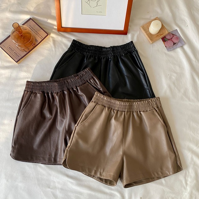 パンツ レディース ショートパンツ レザー ウエストゴム  ショート ハイウエスト PUレザー エコレザー フェイクレザー ミニ丈 ショート丈 楽ちん らくらく 美脚 脚長効果 足長効果 スリム 体型カバー ブラック ブラウン キャメル 黒 茶 シンプル 無地 秋 冬 10代 20代 30代 40代 かわいい おしゃれ 大人可愛い フェミニン メンズライク モード マニッシュ レトロ カワイイ お洒落 お出かけ デート 女子会 旅行 ママコーデ デイリー 普段使い 通学 学生 送料無料 イベント
