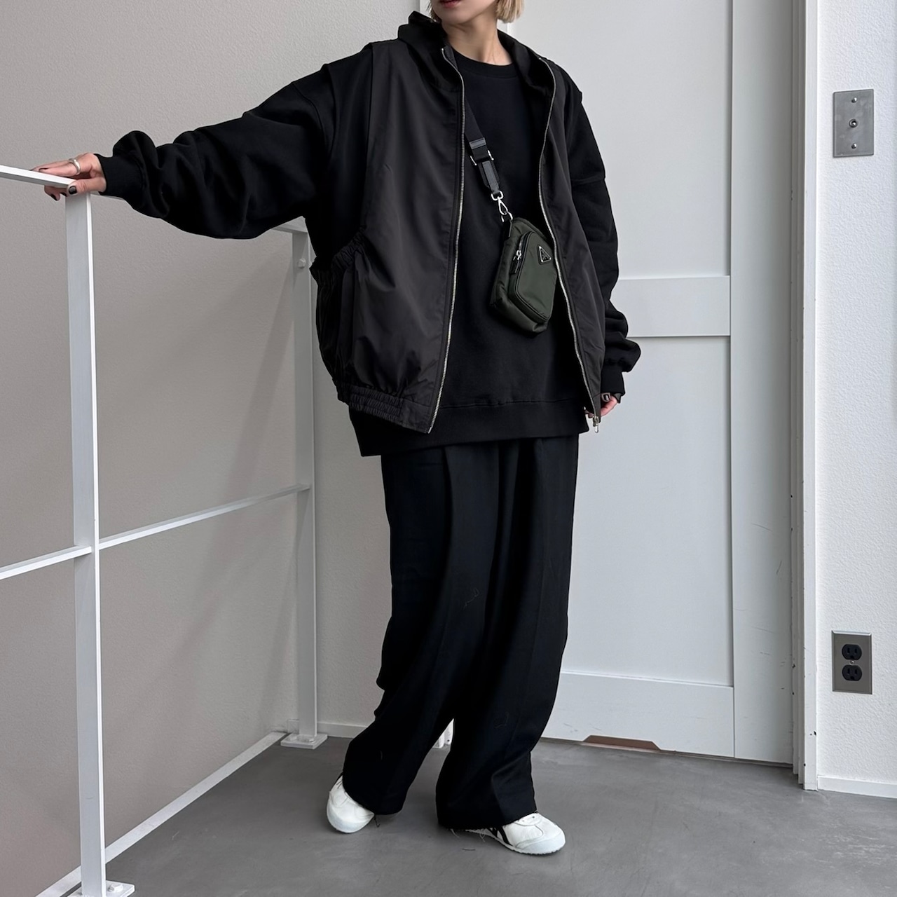 【受注予約:3月上旬入荷予定】異素材ドッキングフーディーvest/ブラック