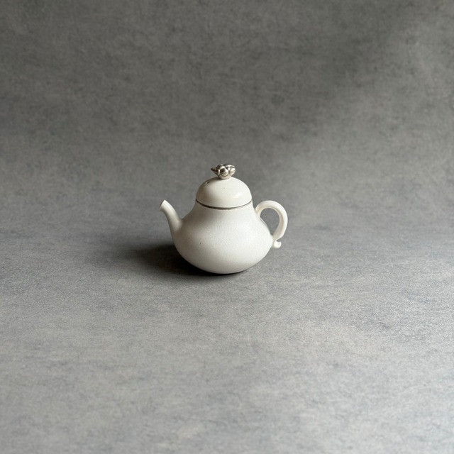 東一仁   白  ウンリュウ 茶壺