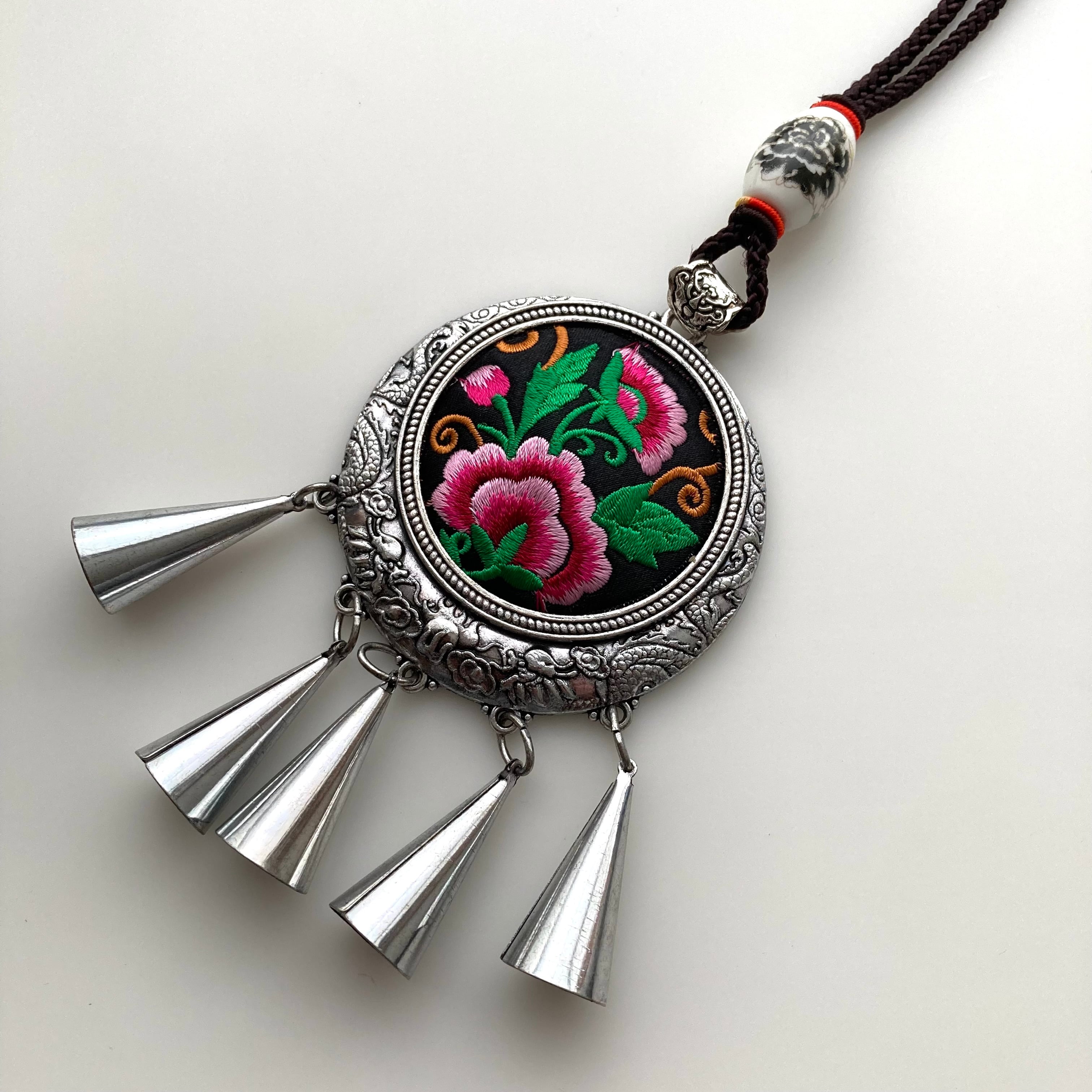 ミャオ銀細工ペンダント「フクロウ＃紅」 | 旅百貨 寿百貨