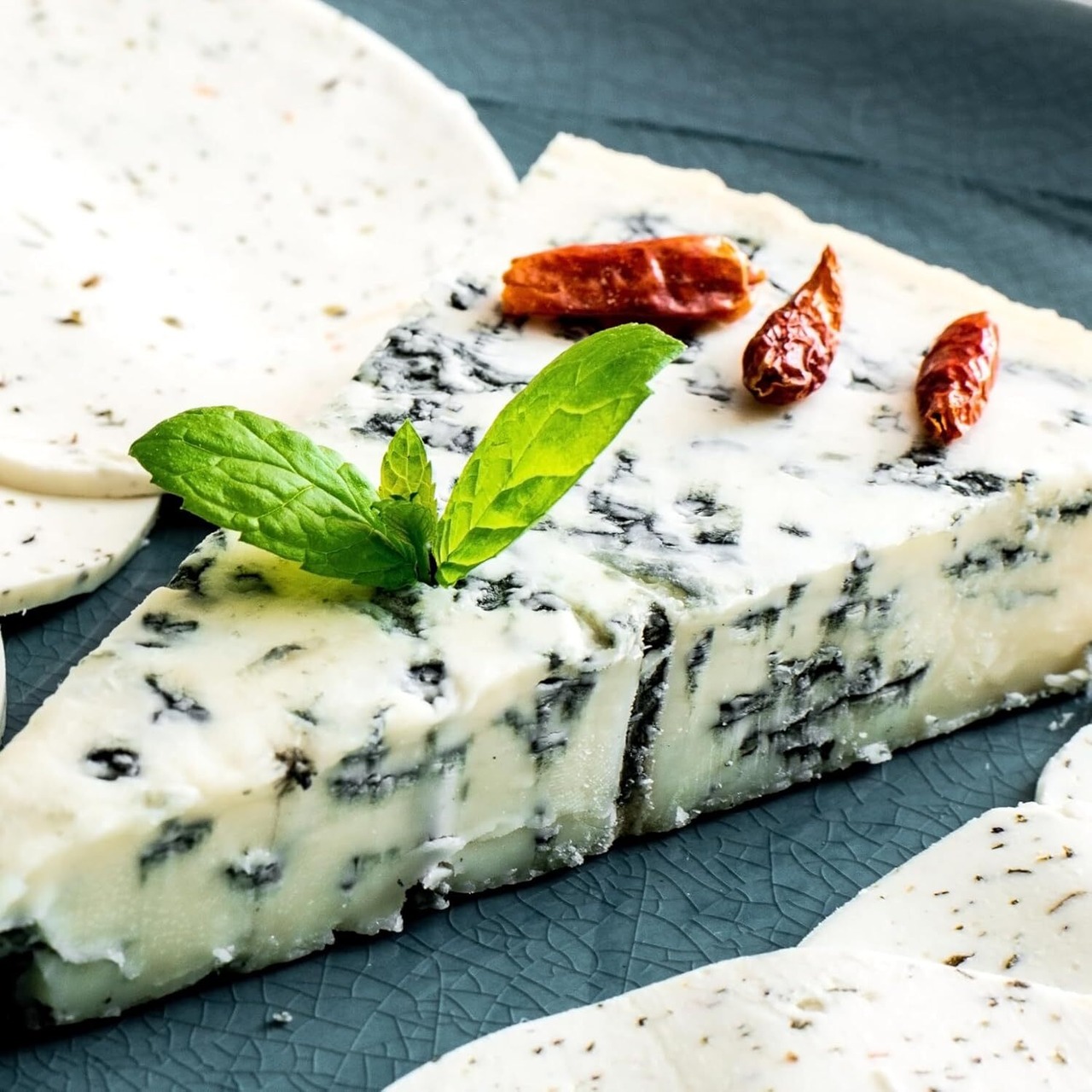 イタリア産 ゴルゴンゾーラ ピカンテ 400g｜フレッシュカット ブルーチーズ Italian Gorgonzola Piccante 400g – Fresh Cut Blue Cheese for Wine Lovers