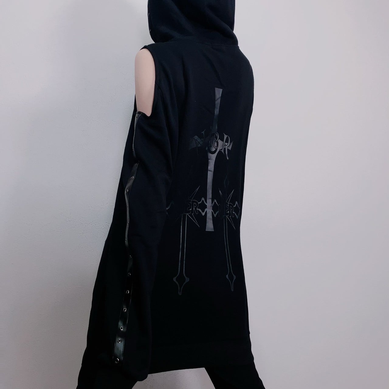 OFF-SHOULDER HOODIE【NieR CROSS】 | NIER CLOTHING powered by BASE