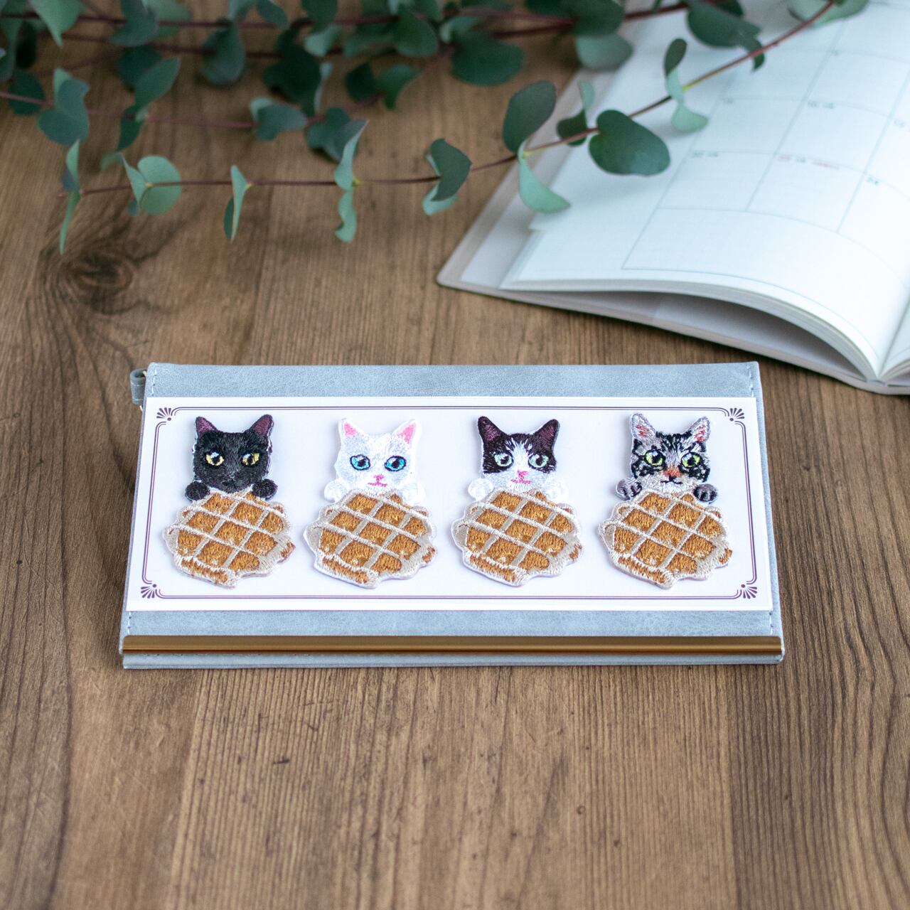 甘い時間を閉じ込めた、にゃんスイーツ刺繍シール【ワッフル】