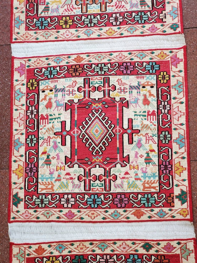 絨毯クエスト39【No.16】ヴァルニ シルク ※現在、こちらの商品はアゼルバイジャンにあります。ご希望の方は先ずは在庫のご確認をお願いします。