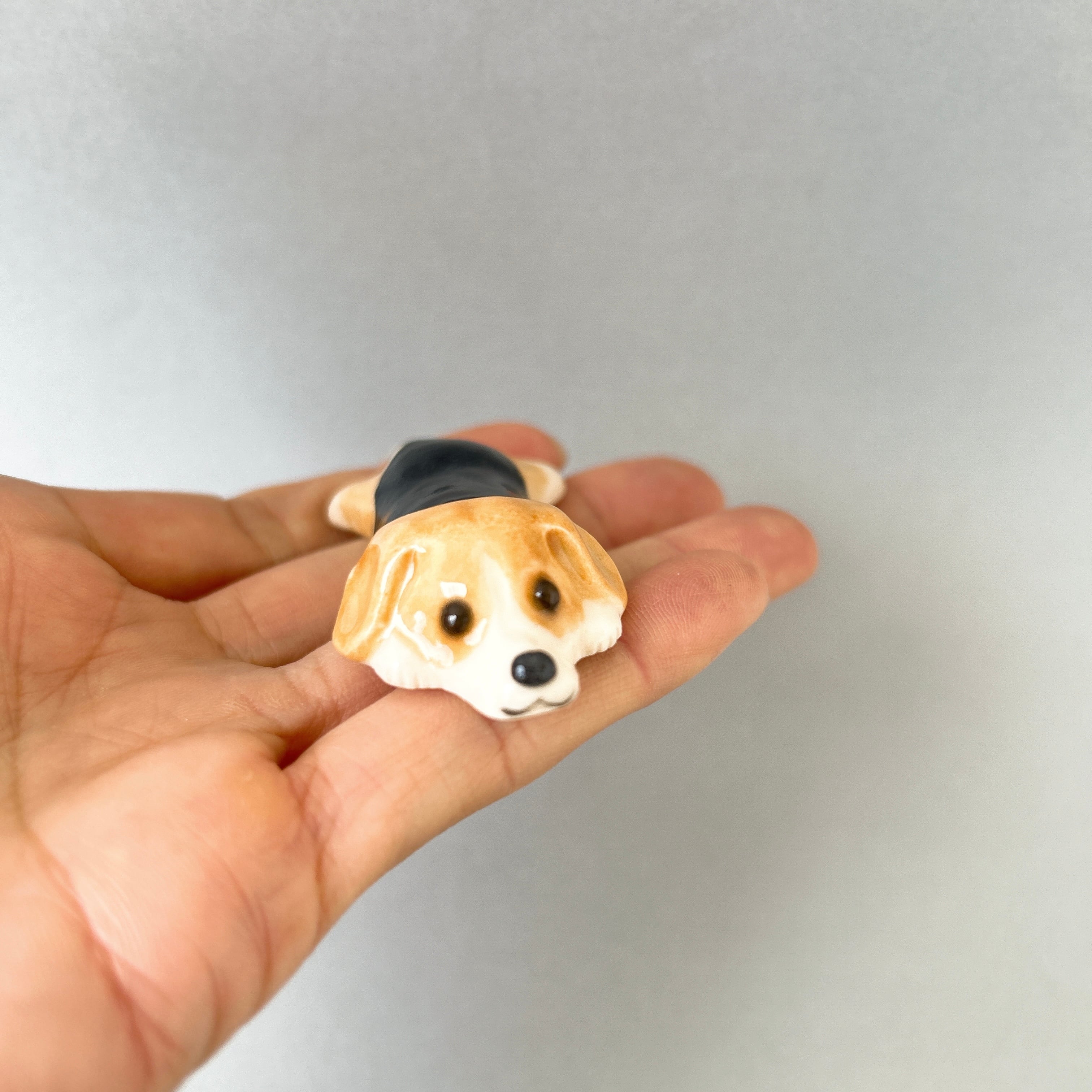 ビーグル犬の箸置き（伏せ寝） | 陶器のことり