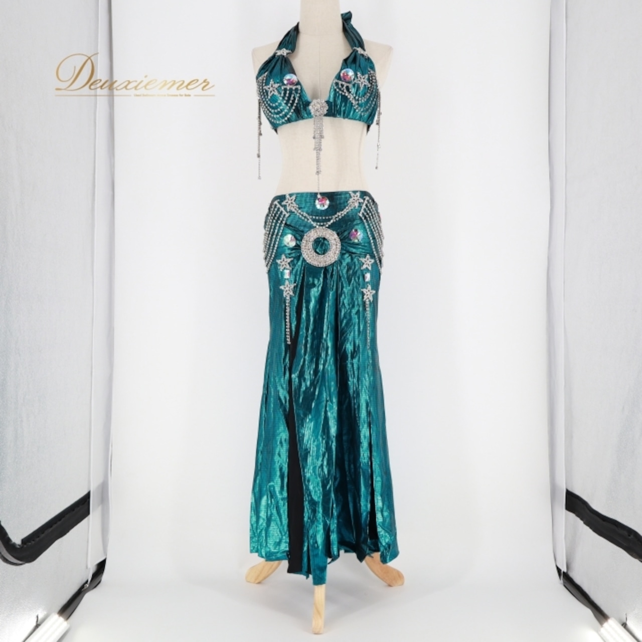 ベリーダンス オリエンタル 衣装 上下セット グリーン系 トップス スカート アーム アーム飾り ラインストーン フリンジ 星 キラキラ 緑 かわいい 光沢 スリット 豪華 装飾 華やか 鮮やか ダンス衣装 イベント ステージ 腕飾り