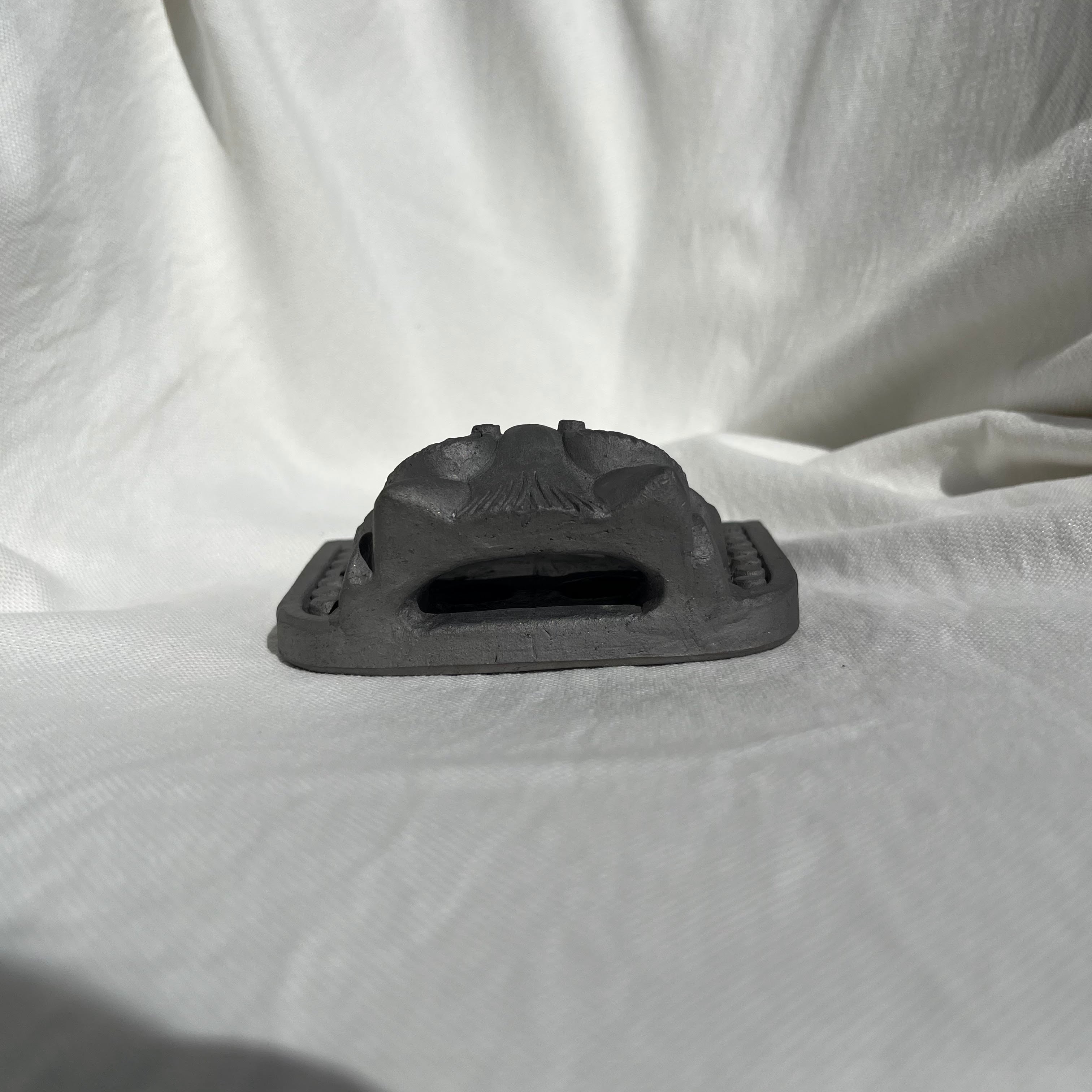 卓上鬼面 ＜ 笑 ＞ | 長澤瓦商店 -nagasawa _shimizu kawara-｜女性鬼