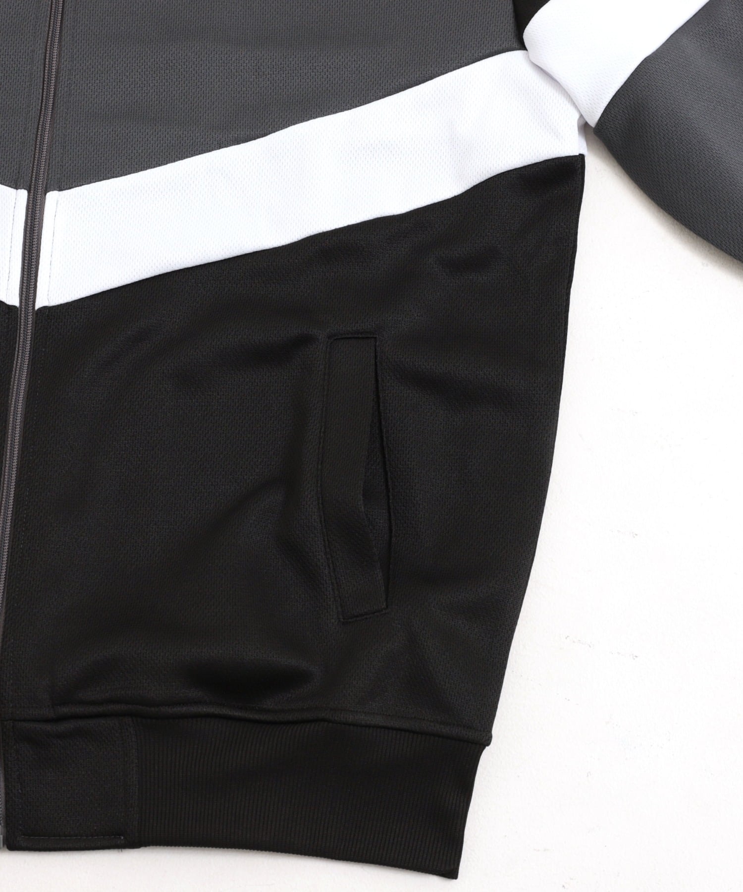 ユニセックス向けのブランドをメインにした、カジュアルな洋服や服飾