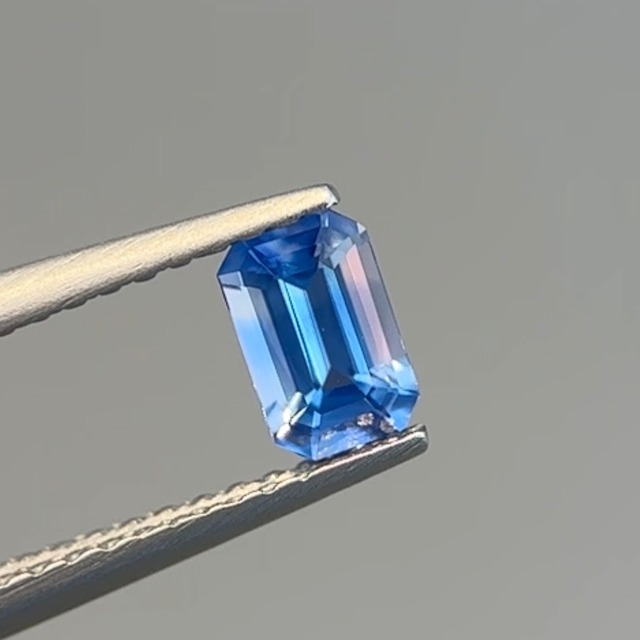 非加熱グラデーションカラーサファイア エメラルドカット 5.5x3.5mm, 0.46ct, スリランカ産
