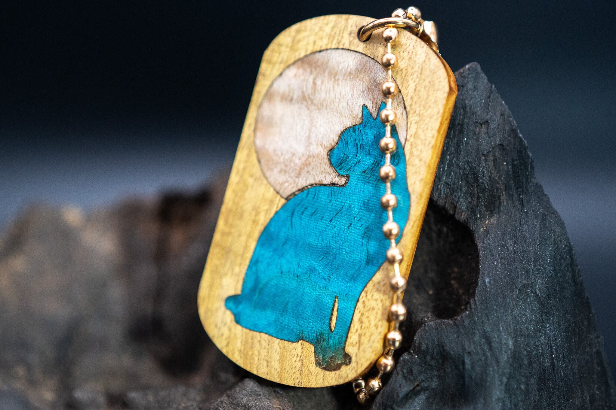 ※スタビライズウッド 楓 ドッグタグ象嵌 横を向く上品な猫