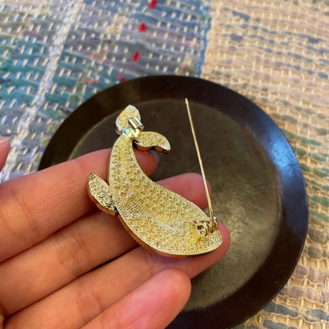 TOPANGA Jewelry Bijou art brooch Whale (Large) / ビジューアートブローチ クジラ 大 プレゼント プチギフト ジャケット 帽子 バッグ ニット キラキラ アクセサリー かわいい ファッション小物
