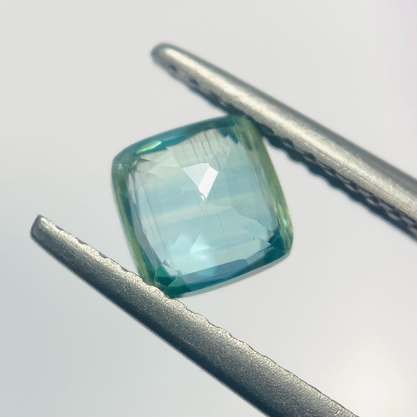 珍しいパーティーカラー　カイヤナイト