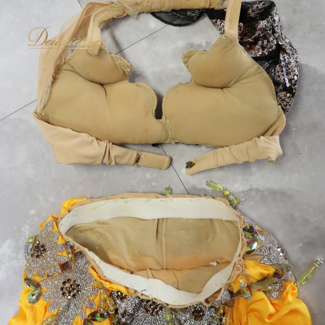 ベリーダンス オリエンタル 衣装 上下セット クイーン Queen イエロー系 トップス スカート 黄 黒 花 ラインストーン スパンコール 豪華 装飾 キラキラ ステージ イベント ダンス衣装 ブラック系