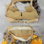 ベリーダンス オリエンタル 衣装 上下セット クイーン Queen イエロー系 トップス スカート 黄 黒 花 ラインストーン スパンコール 豪華 装飾 キラキラ ステージ イベント ダンス衣装 ブラック系