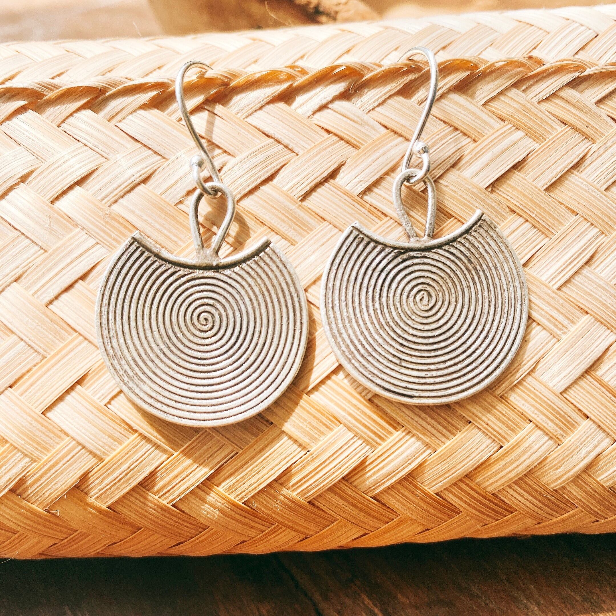 カレンシルバー スパイラルトライバルピアス