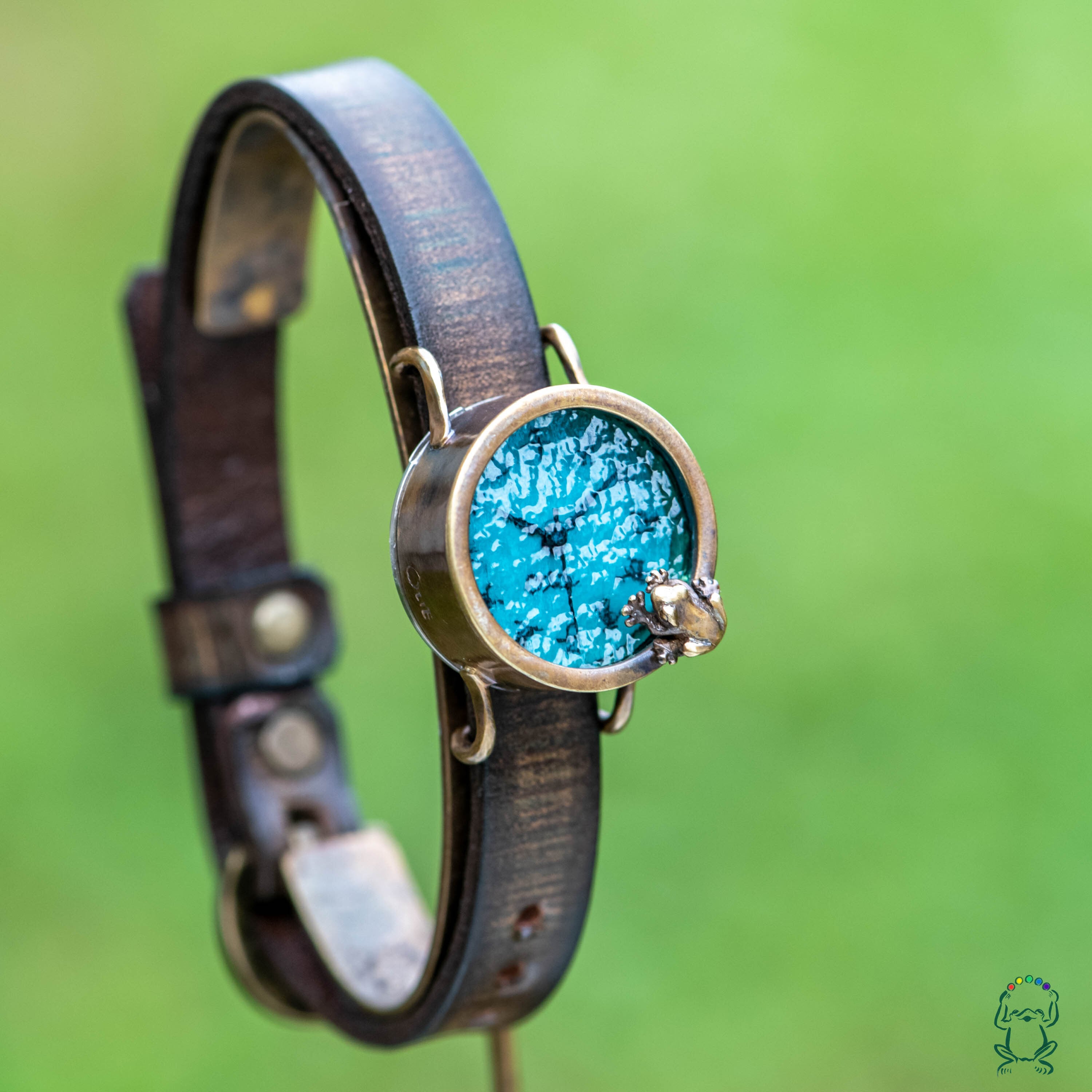 池をのぞく蛙腕時計S渋青緑江戸文字 | カエルの時計屋さん