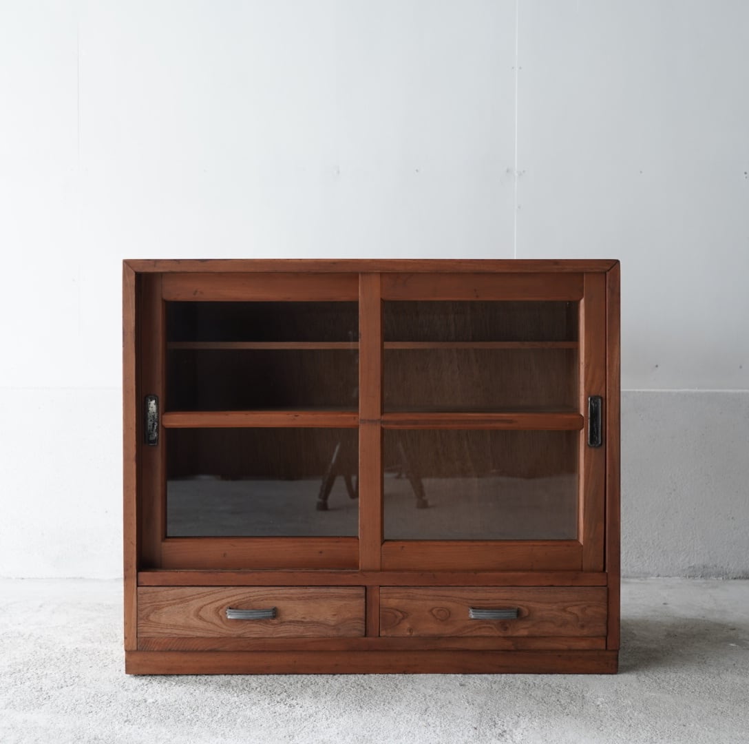 古いガラス戸棚