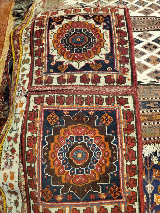 絨毯クエスト40【No.34】※現在、こちらの商品はイランに置いてあります。ご希望の方は先ずは在庫のご確認をお願いします。