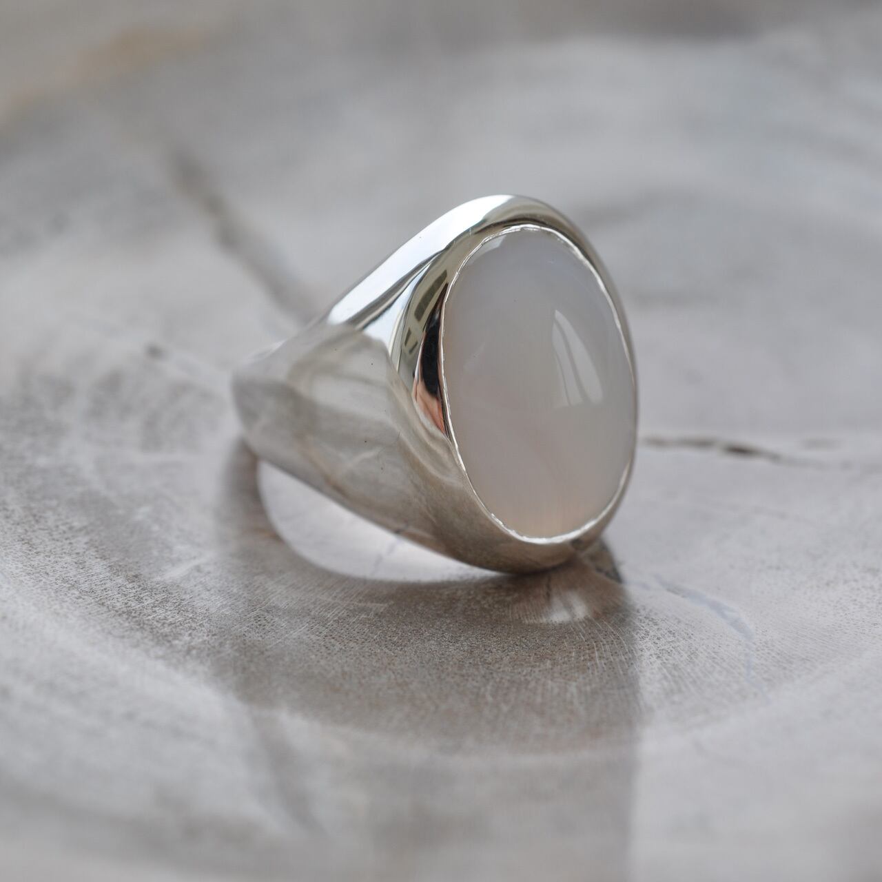 White Chalcedony Signet Ring ホワイトカルセドニー ボリュームリング