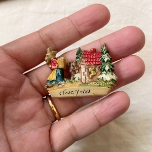 絵本の世界のようなブローチ