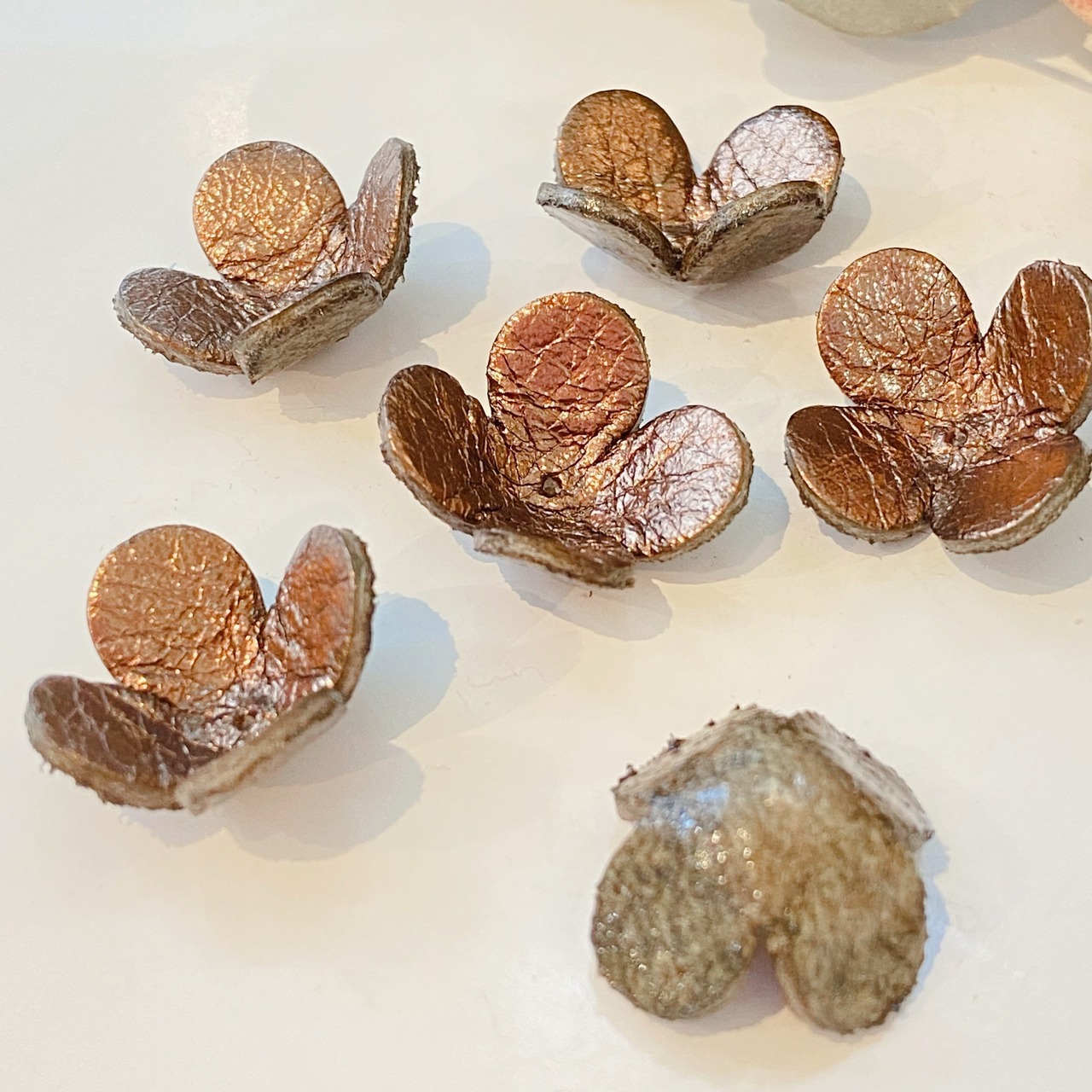 【アウトレット】３Dレザーフラワー クローバーM (ピンなしタイプ)6個入(ブロンズ) - 3