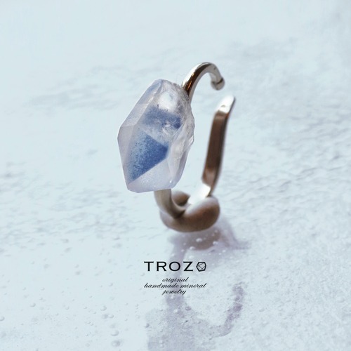 【042 HAMON Collection】 デュモルチェライトインクォーツ 鉱物原石 イヤーカフ 天然石 アクセサリー (No.2582)