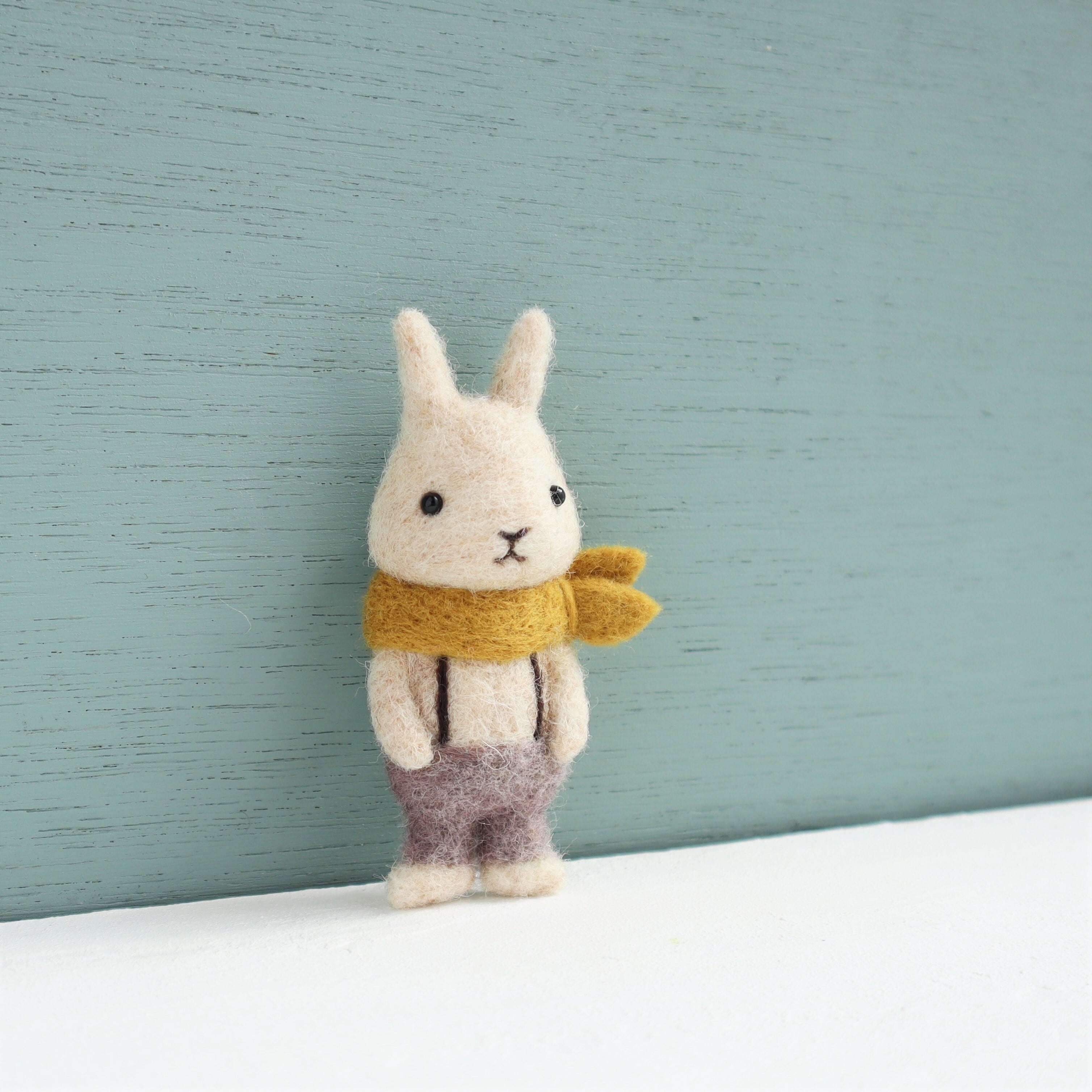羊毛フェルトブローチ ウサギ アイボリー（つりズボン・グレイッシュ