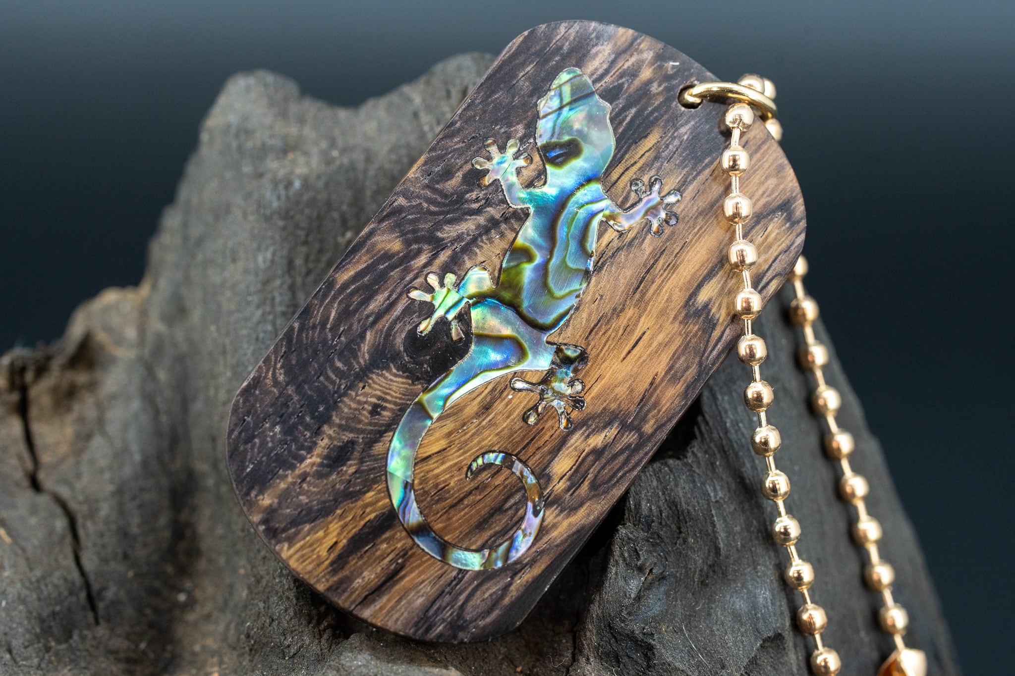 【 熱帯の黒き宝 】 ラオスブラック ドッグタグ 象嵌 木登りトカゲ