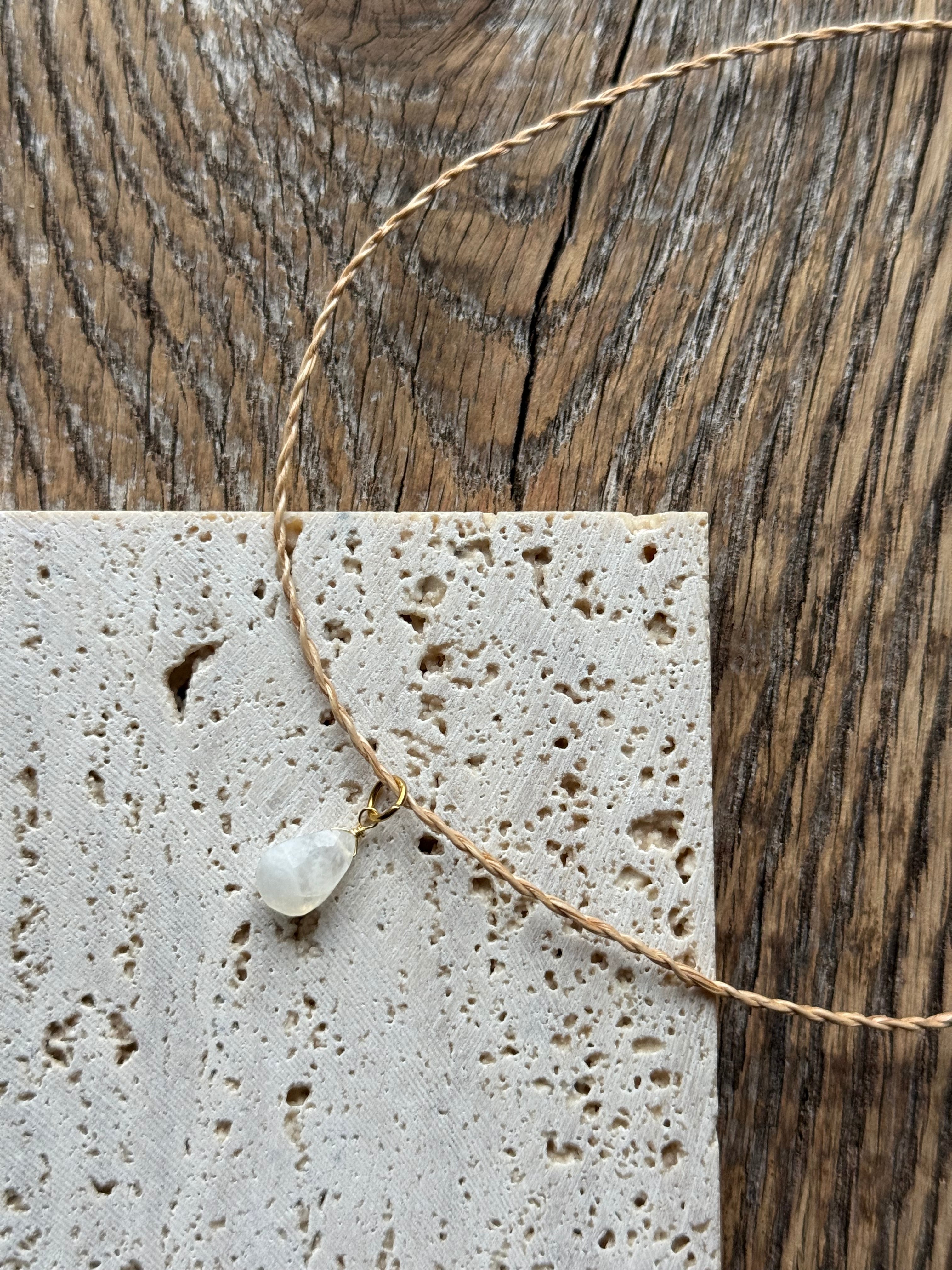 【おとぎ話の主人公のネックレス】ムーンストーン×月桃