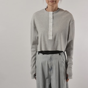 【１色】PASSIONE 　コットンワッフル・ヘンリーネックサムホールショート丈カットソー　色：グレー　商品番号：616990