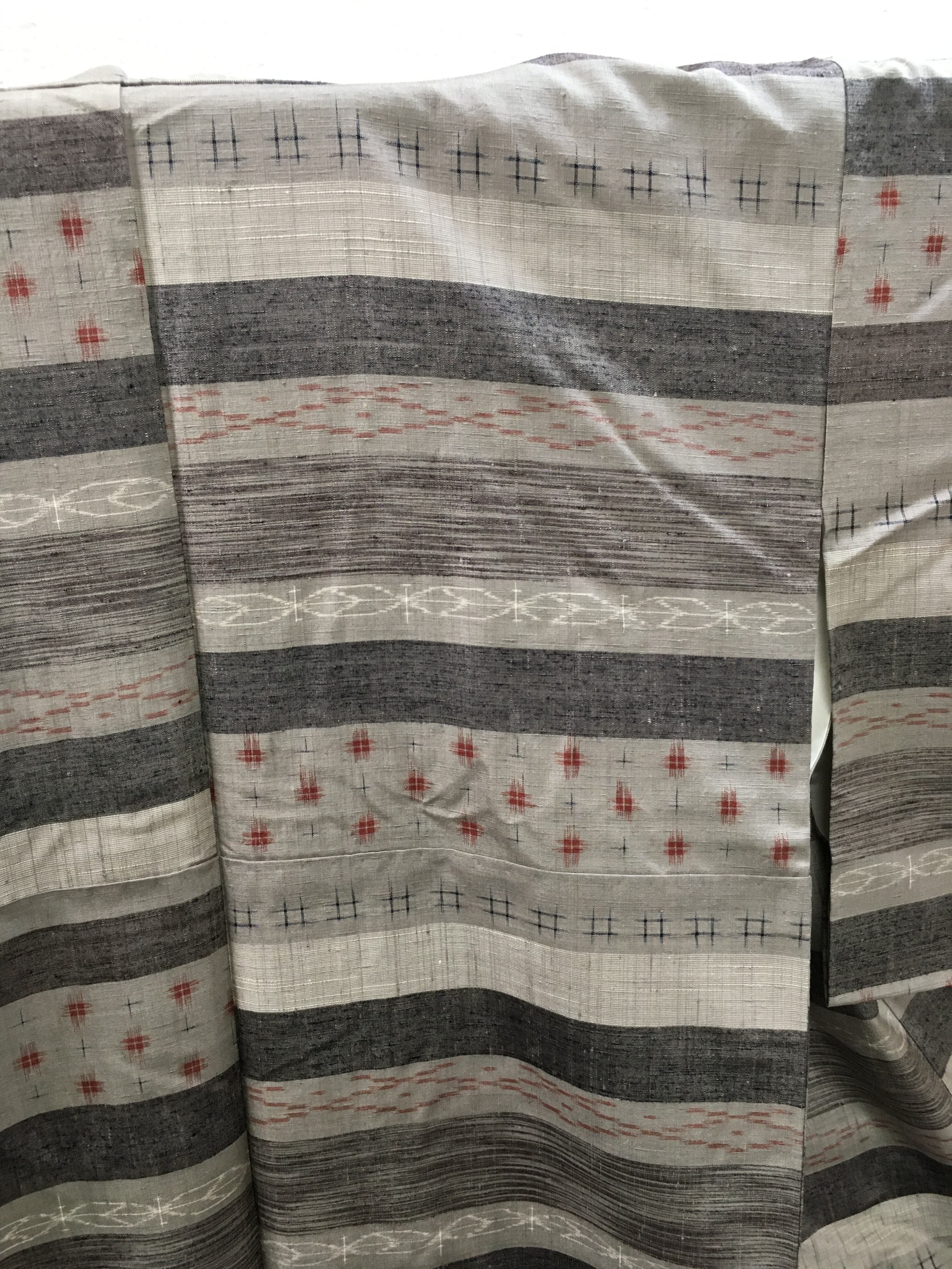 紬袷（鼠地段に赤絣ちらし）