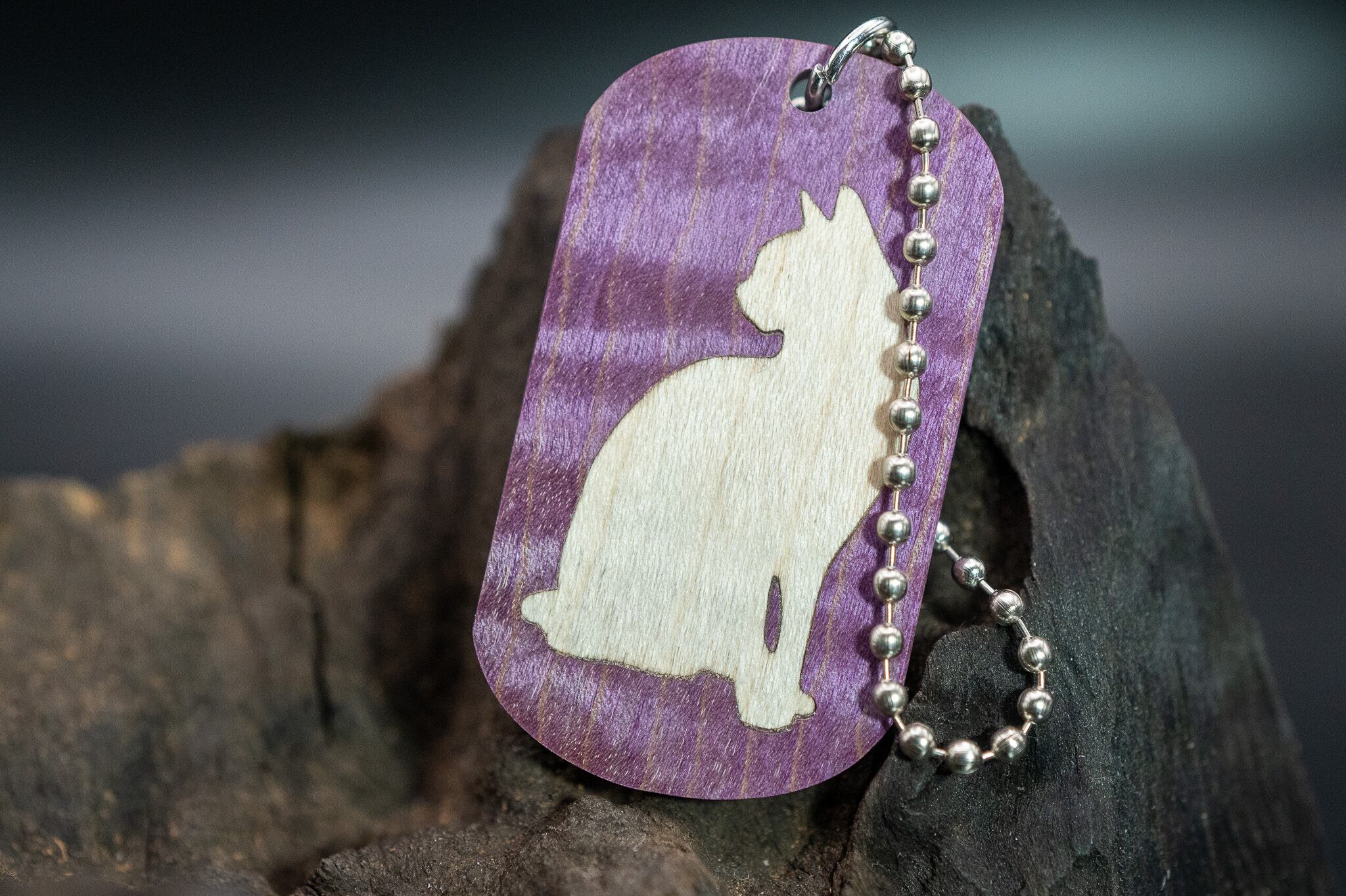 スタビライズウッド 楓 ドッグタグ象嵌 優雅に座る猫