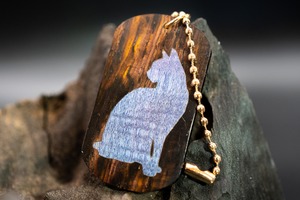 【 エスニックなローズウッド 】ココボロ 糸縮み杢 ドッグタグ象嵌 優雅に座る猫