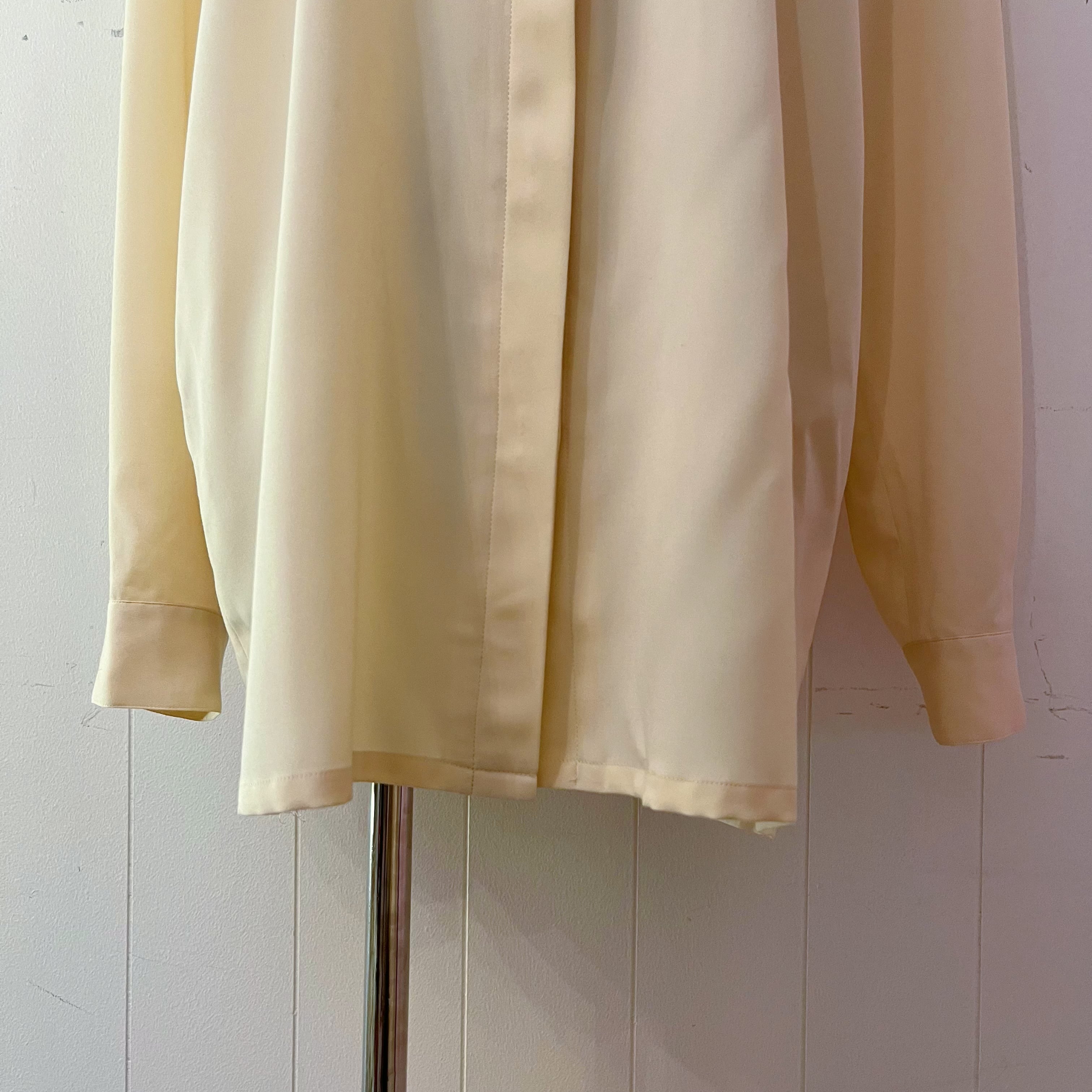 heart rhinestone cream blouse