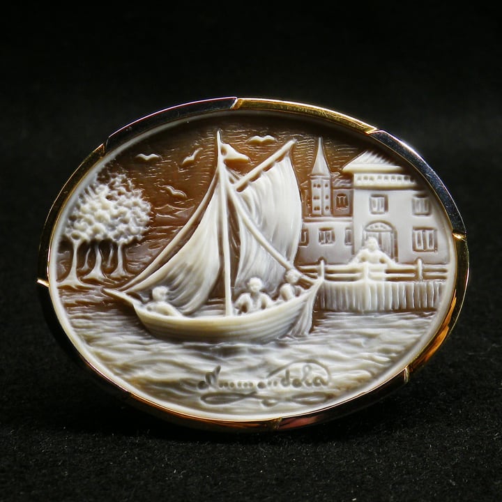 ジョヴァンニ・アメンドーラ作 波止場とヨットのカメオ